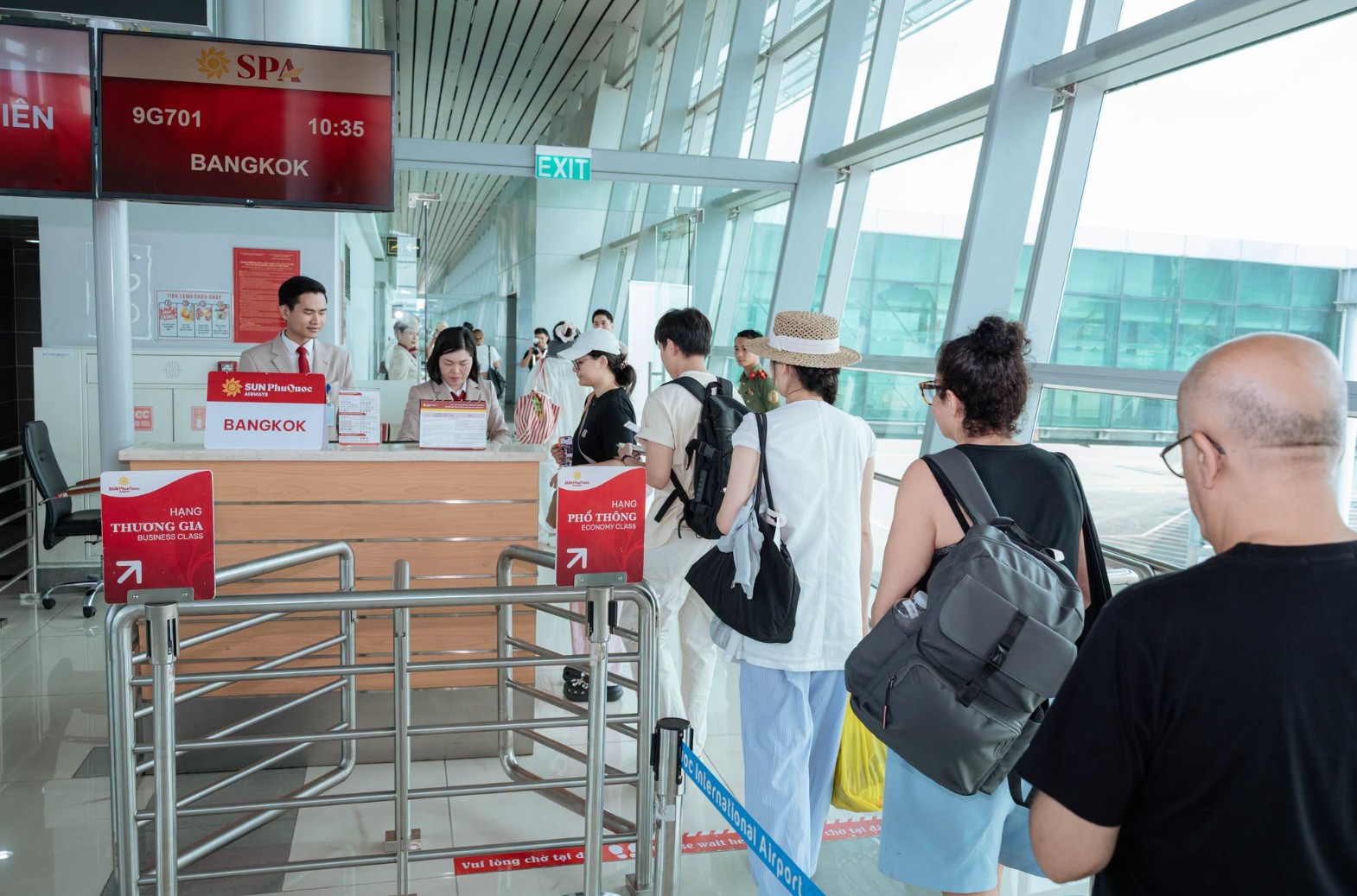 Làm thủ tục xuất cảnh