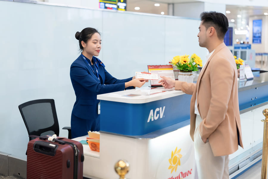 Check-in tại quầy làm thủ tục và nhận vé giấy